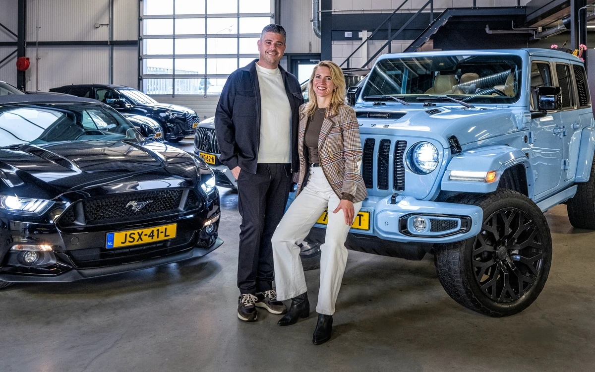 Ontvangst in de showroom bij Autobedrijf Jacco de Gooijer in Lienden