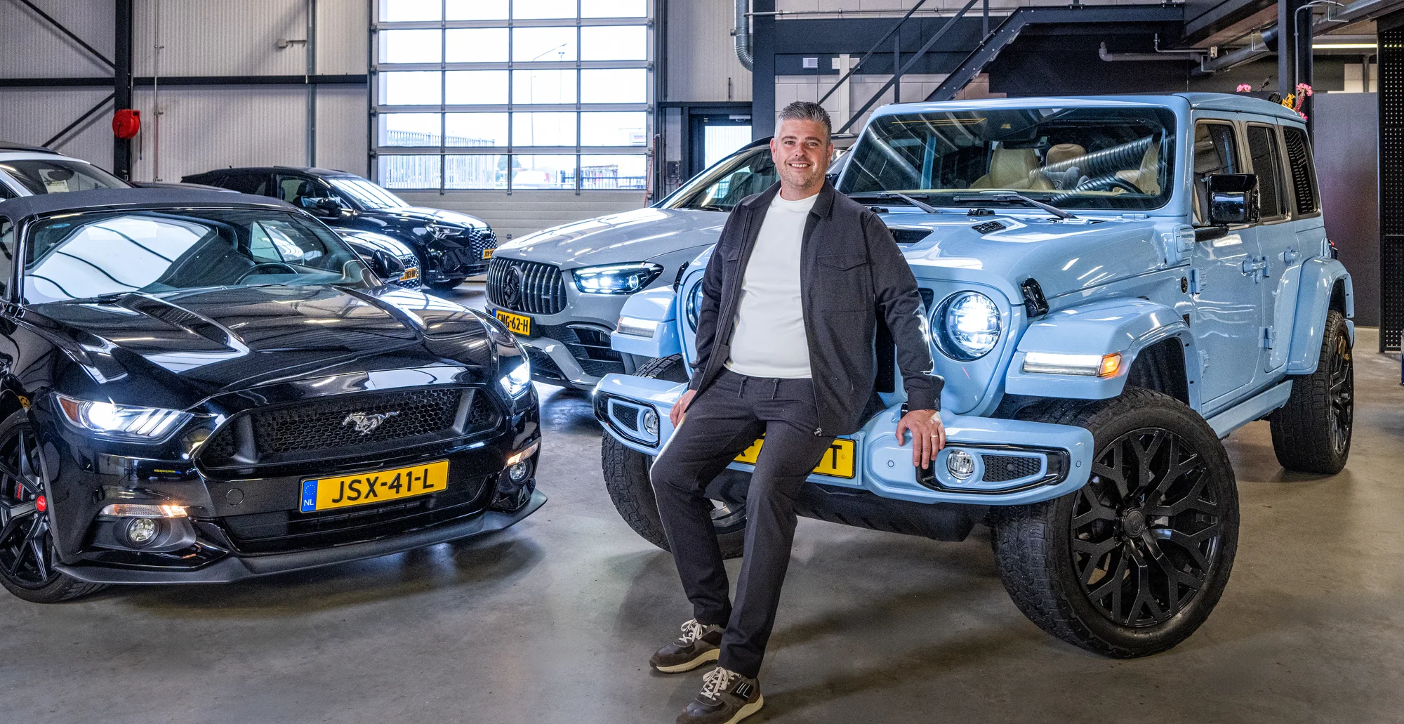 Jacco de Gooijer bij zijn occasions in de showroom in Lienden