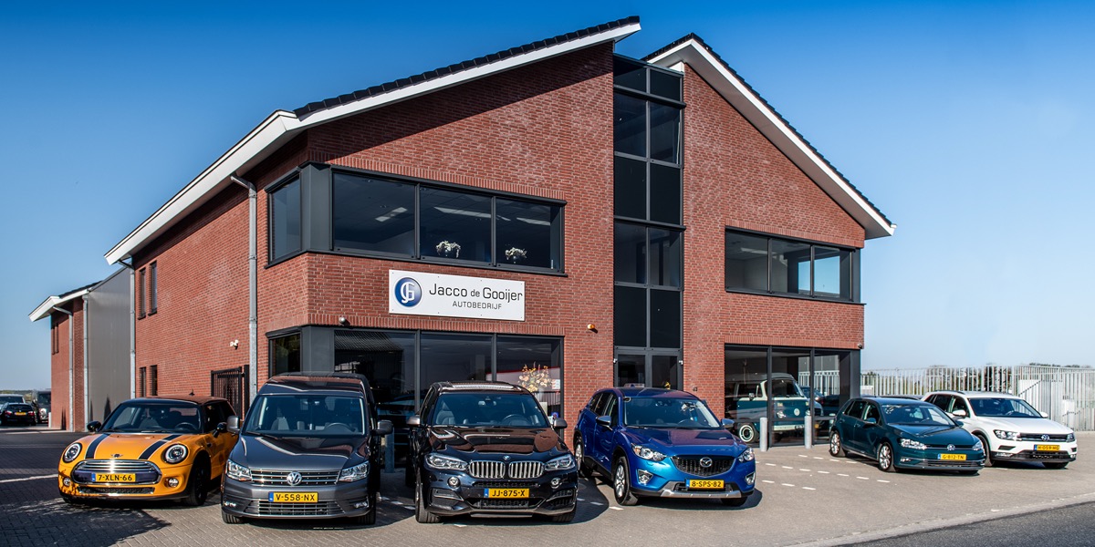 Bedrijfspand van Autobedrijf Jacco de Gooijer aan De Hofstede 43, 4033 BV Lienden